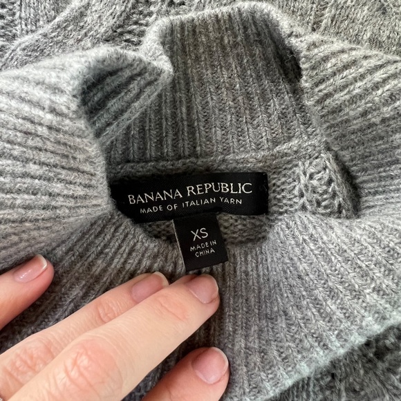 Banana Republic - Italian Yarn - XS - Cropped Style - Gray - Picture 2 of 3